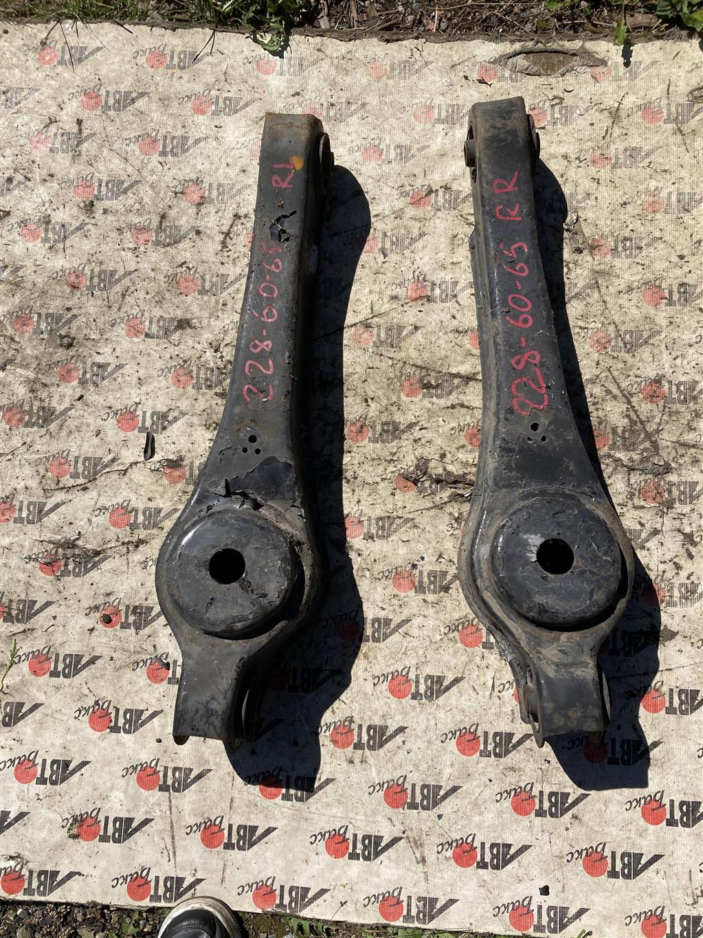 MITSUBISHI DELICA PA4W/PD6W/PE6W/PF6W/PB4W/PC4W/PA5W/PB5W/PC5W/PD8W/ для Рычаг задний левый