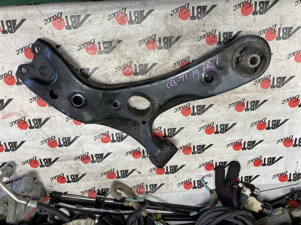 TOYOTA PRIUS ZVW30 для Рычаг передний нижний правый