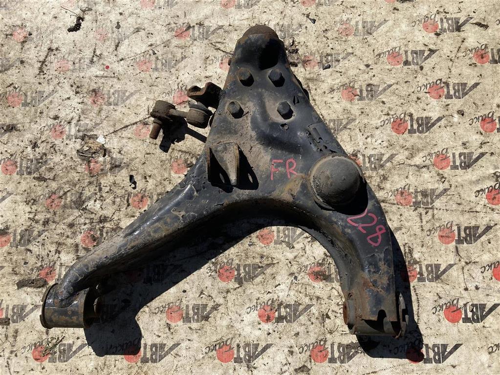 MITSUBISHI DELICA PA4W/PD6W/PE6W/PF6W/PB4W/PC4W/PA5W/PB5W/PC5W/PD8W/ для Рычаг передний нижний правый