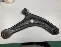 Рычаг передний нижний правый для MAZDA DEMIO DE3FS  запчасти бу
