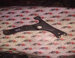 Рычаг передний нижний правый для TOYOTA PRIUS NHW10/NHW11  запчасти бу