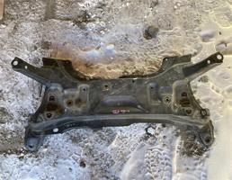 балка передняя для TOYOTA AQUA NHP10  запчасти бу