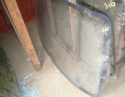 Стекло заднее для TOYOTA LEVIN AE100/AE101  запчасти бу