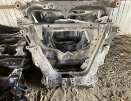 балка передняя для NISSAN LEAF AZE0  запчасти бу