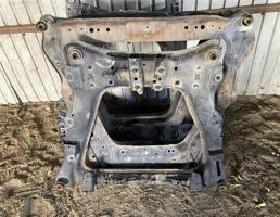 балка передняя для NISSAN LEAF AZE0  запчасти бу