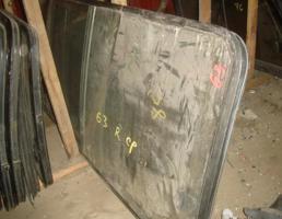 Стекло боковое заднее правое для TOYOTA HIACE LH51V  запчасти бу