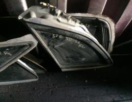 Стекло боковое заднее левое для MAZDA FAMILIA BJ3P/BJ5P/BJFP  запчасти бу