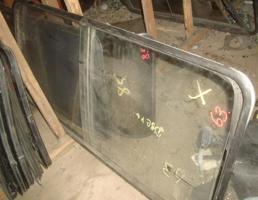 Стекло двери задней левой для TOYOTA HIACE LH51V  запчасти бу